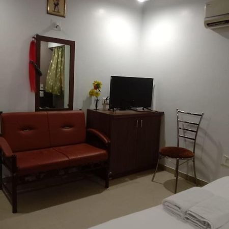 Hotel Rajdhani Halol Экстерьер фото