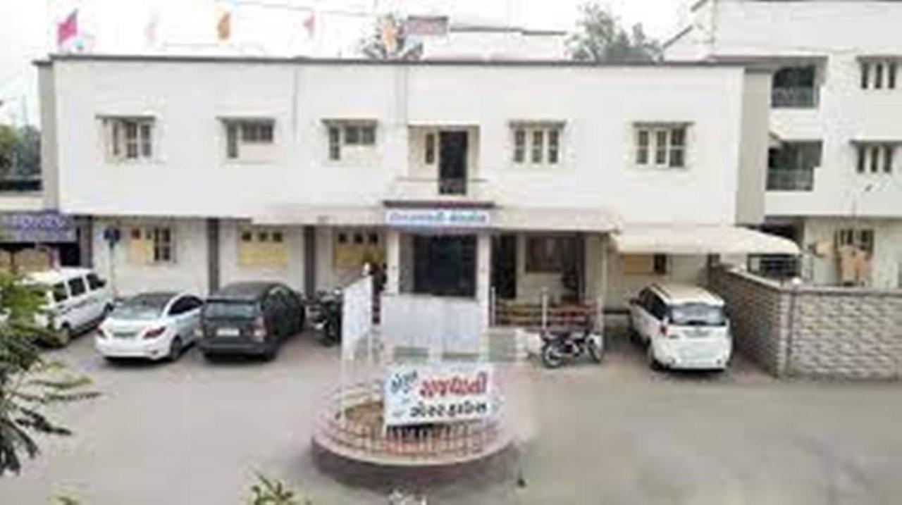 Hotel Rajdhani Halol Экстерьер фото